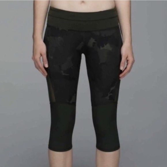 Lululemon Training Tough Crop Size 6 Palm Party Green Camo Luxtreme Mesh - Picture 1 of 9